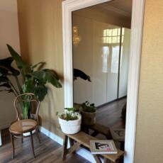 Moderne spiegel op de muur. De spiegel is uitgevoerd in een bronzen kleur.